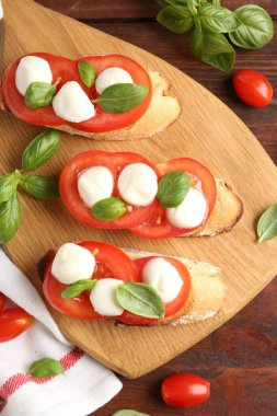 Peynirli, domatesli ve fesleğenli lezzetli sandviçler.