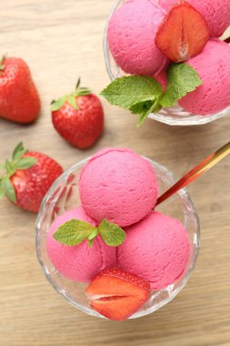 Serinletici şerbet, çilek ve nane şekeri ahşap masa, düz uzanma