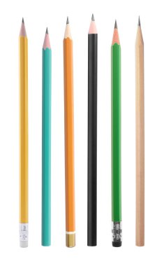 Beyaz arkaplanda farklı grafit kalemler, ayarla