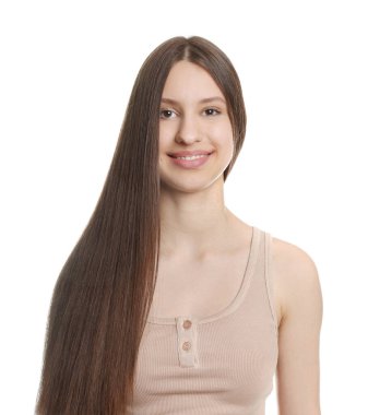 Beyaz arka planda sağlıklı uzun saçlı, gülümseyen genç kız portresi.