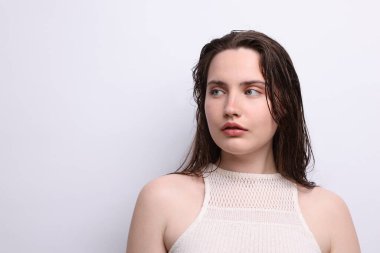 Açık gri arka planda doğal ten rengi olan güzel bir kadın. Metin için boşluk