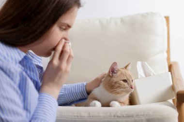 Evde kedisine alerjisi olan bir kadın.
