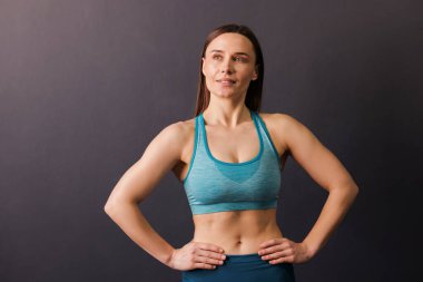 Siyah arka planda profesyonel eğitmenin portresi