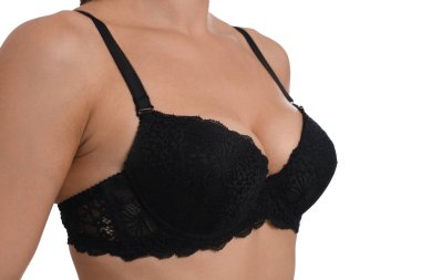 Beyaz arka planda güzel siyah sutyen giyen kadın, yakın plan.