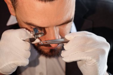 Lüks değerli taşları içeriden değerlendiren Loupe 'lu bir eksper.