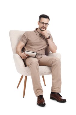 Beyaz arka planda dizüstü bilgisayarı olan profesyonel bir psikolog.