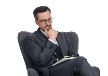 Beyaz arka planda dizüstü bilgisayarı olan profesyonel bir psikolog.