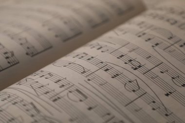 Arkaplan olarak notaları olan sayfaları kapat