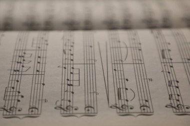 Arkaplan olarak notaları olan sayfaları kapat