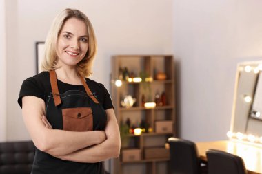 Güzellik salonunda gülümseyen kuaförün portresi, metin için boşluk