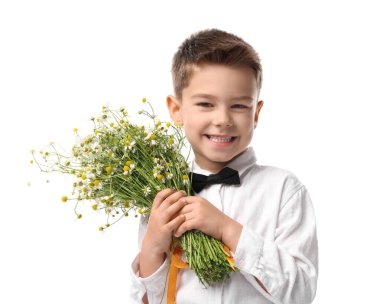 Gülümseyen küçük çocuk beyaz arka planda bir buket güzel papatya çiçeğiyle