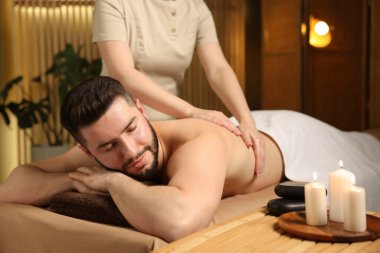 Adam spa salonunda masaj yaptırıyor.