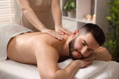 Adam spa salonunda masaj yaptırıyor.