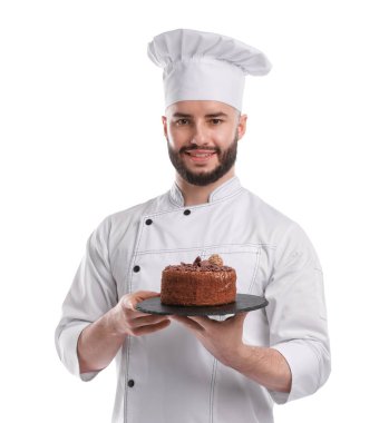 Üniformalı mutlu pastacı beyaz arka planda lezzetli çikolatalı pasta tutuyor.