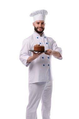 Üniformalı mutlu pastacı beyaz arka planda lezzetli çikolatalı pasta tutuyor.