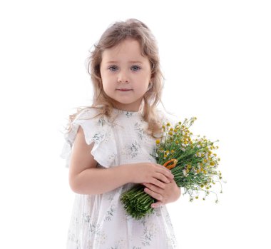 Beyaz arka planda bir buket güzel papatya çiçeğiyle sevimli küçük kız.