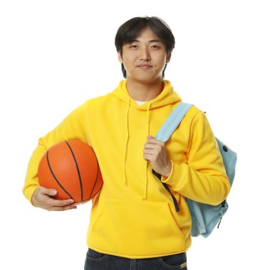 Beyaz arka planda basketbol topu ve sırt çantası olan bir öğrenci.