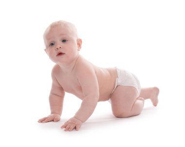Beyaz arka plan üzerinde sürünerek şirin bebek