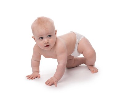 Beyaz arka plan üzerinde sürünerek şirin bebek