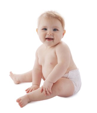 Beyaz arka planda bebek bezi takmış şirin bir bebek.