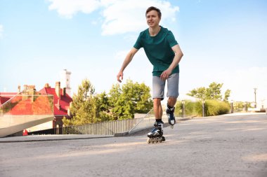 Şehir caddesinde paten kayan mutlu adam. Metin için boşluk