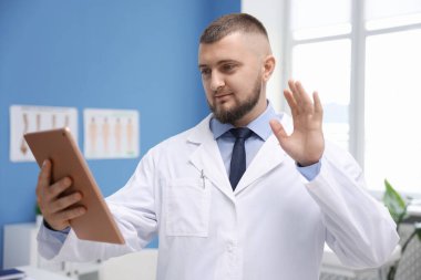 Tabletli doktor klinikte online danışmanlık yapıyor.