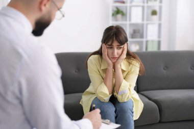 Ofiste hastayla çalışan profesyonel psikolog, seçici odaklanma