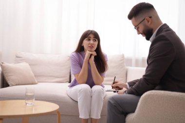 Ofiste hastayla çalışan profesyonel psikolog.