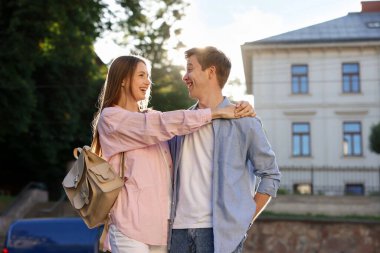 Şehir caddesinde birlikte yürüyen sevimli bir çift.