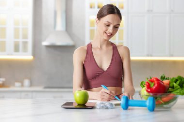 Beyaz mermer masa içinde diyet planı geliştiren kadın, metin için alan