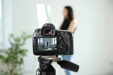 Stüdyoda aynanın yanındaki kadın, onu kaydeden kameraya odaklan.