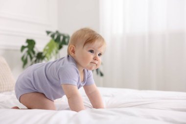 Evdeki yatakta tatlı küçük bebek, mesaj için yer var.