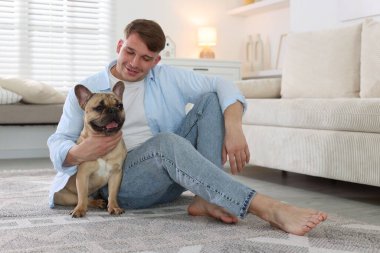 Evdeki adam ve sevimli köpeği.