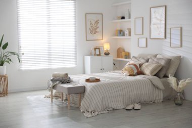 Odasında yumuşak çarşaflar olan rahat bir yatak. Ev tekstili