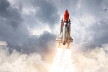 Güzel bulutlu gökyüzünde modern uzay roketi