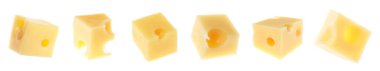 Beyaz zemin üzerinde taze peynir küpleri, set