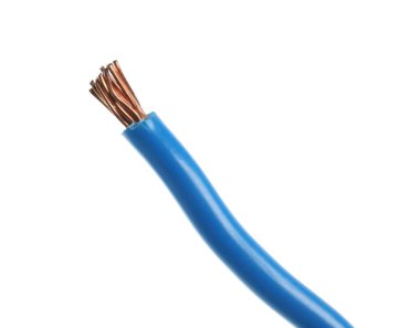 Beyaz arka planda bakır telleri olan soyulmuş elektrik kablosu