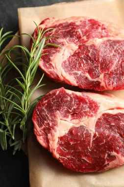 Masada çiğ et ve biberiye parçaları var.