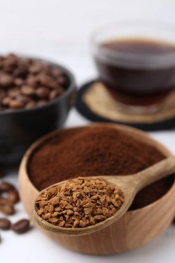 Beyaz masada farklı kahve ve fasulye türleri, yakın plan.