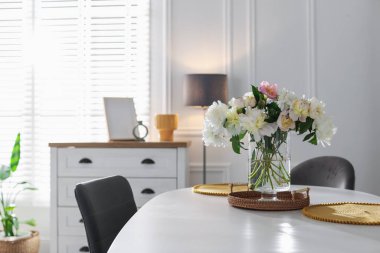 Yemek odasında vazo çiçekli güzel masa ayarları, metin için boşluk.