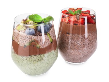 Chia tohumlu, nane ve böğürtlenli, beyaz bardaklı lezzetli çikolatalı pudingler.