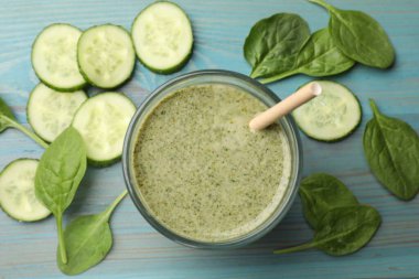 Lezzetli ıspanak püresi ve açık mavi ahşap masa üzerindeki malzemeler.