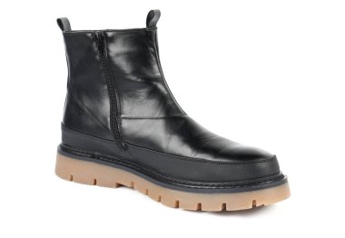 Beyaz arkaplanda şık bir siyah çizme