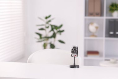 Beyaz masadaki mikrofon kapalı, metin için boşluk