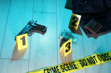 Adli tıp uzmanlığı. Kanıt, işaret ve polis bandıyla dolu bir suç mahalli. Renkli tonlama efekti