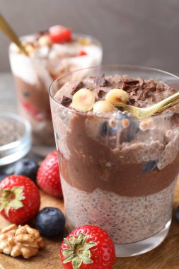 Chia tohumlu, yaban mersinli ve fındıklı lezzetli çikolatalı pudingi masadaki bardaktan alıyorum. Yakın plan.