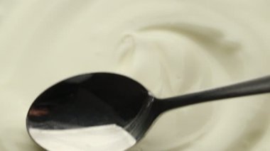 Kaşıkla lezzetli yoğurt, üst manzara.