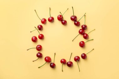 Bej arka planda taze olgun kiraz çerçevesi, düz. Metin için boşluk