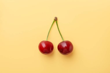 Bej arka planda taze kirazlar, üst manzara