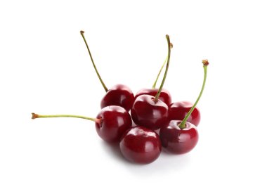 Birçok taze kiraz beyazda izole olur.